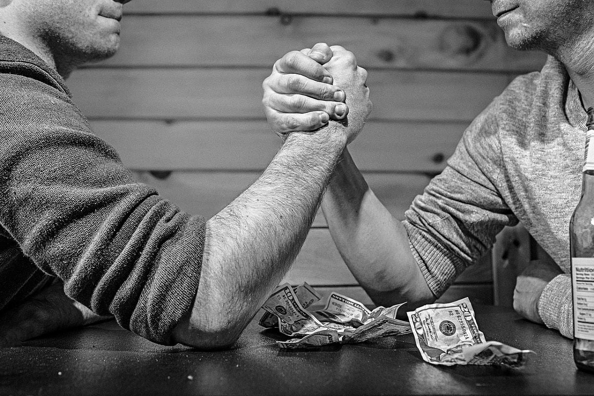 Lucha de brazos por dinero entre dos hombres