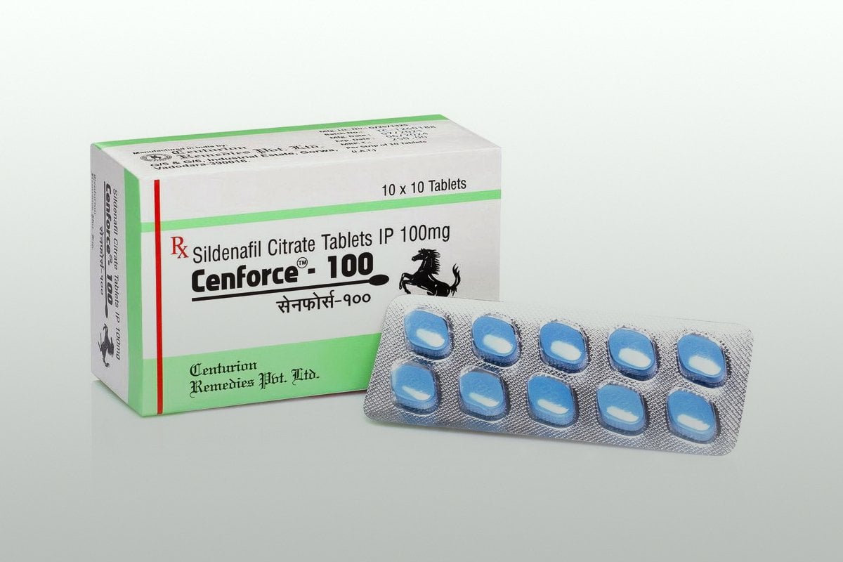 Un envase y un blíster con pastillas azules de Cenforce que contienen 100 mg de sildenafilo