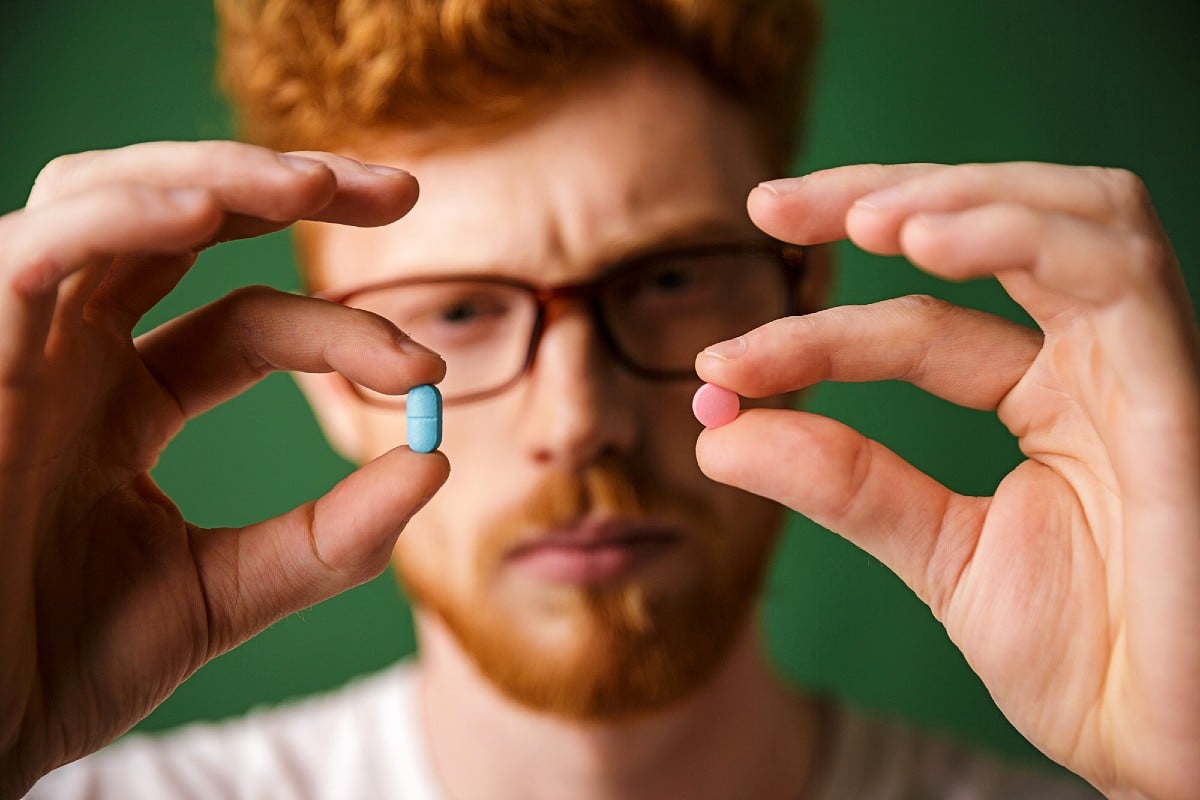 Un hombre decidiendo entre distintos tipos de pastillas para la erección